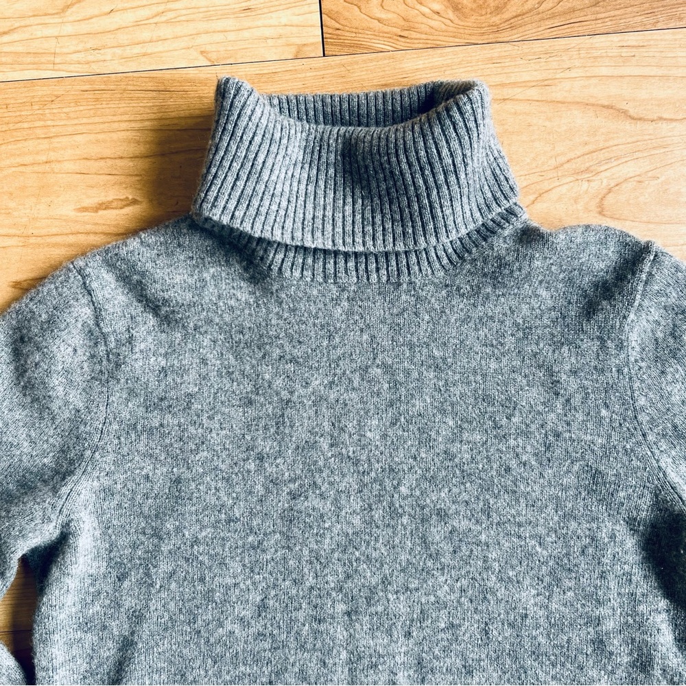 ⭕️SOLD⭕️Peck & Peck Vintage Pure Cashmere Turtleneck
Sweater Gray Women's Size S - Picture 4 of 9